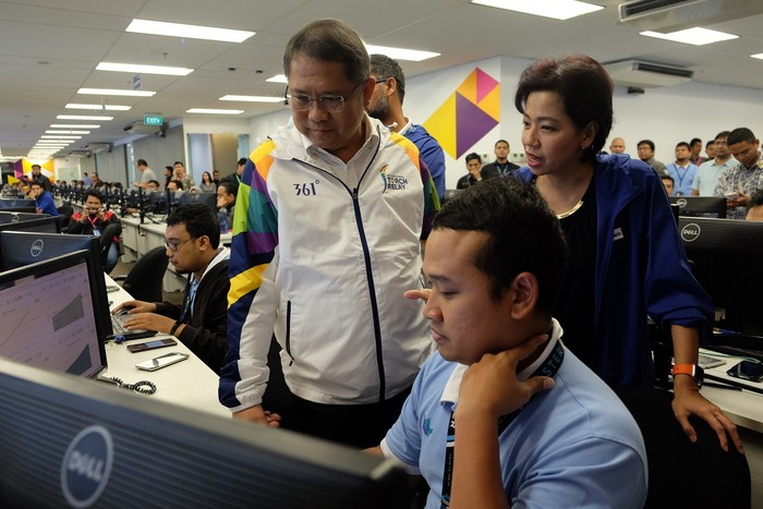 Direktur Teknologi XL, Yessie D. Yosetya, bersama Menkominfo, Rudiantara, meninjau “Customer Experie