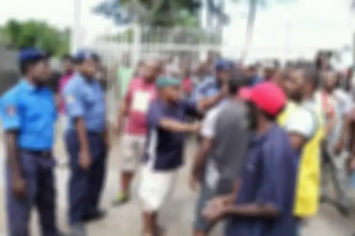 Polisi menenangkan massa yang marah di Port Moresby.