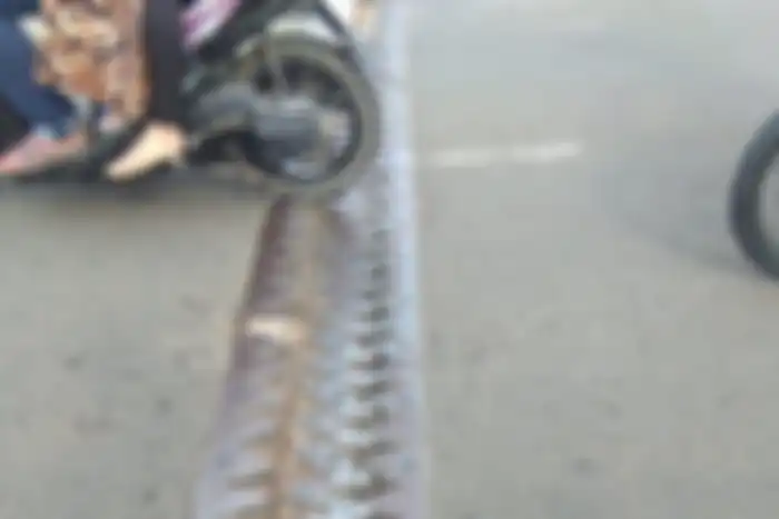 Pemotor memperlambat laju karena lubang menganga.