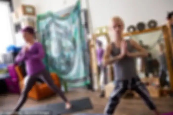 Tiffany berlatih Yoga