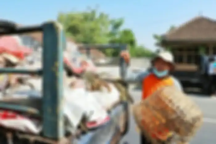 Pekerjaan Pak Jumari sebagai tukang pungut sampah