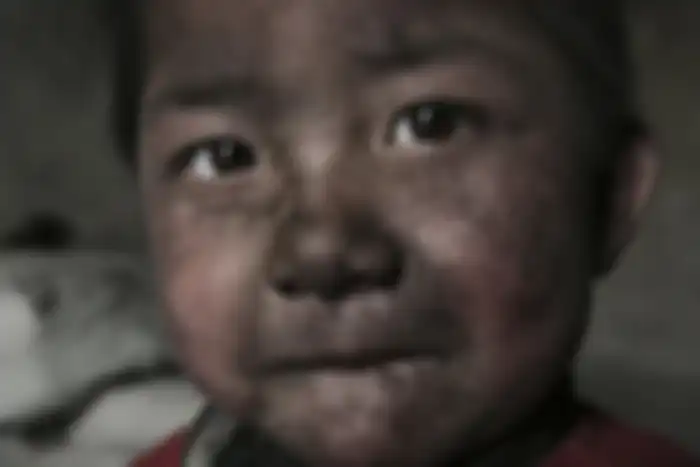 Anak-anak dengan limbah di kawasan industri.