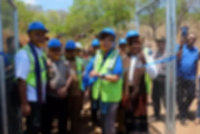 Direktur Teknologi XL Axiata, Yessie D. Yosetya( tengah) bersama dengan Direktur Layanan Telekomunikasi dan Informasi Untuk Badan Usaha (BAKTI) kominfo, Dhia Anugrah Febriansa ( kiri ) dan Kepala Adat Desa Aewora, Anton David Dalla meresmikan BTS USO di desa Aewora, kab. Ende. Senin (28/10)