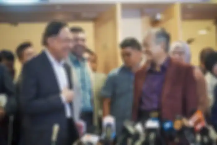 Anwar Ibrahim (kiri) dan Mahathir Mohamad (kanan)