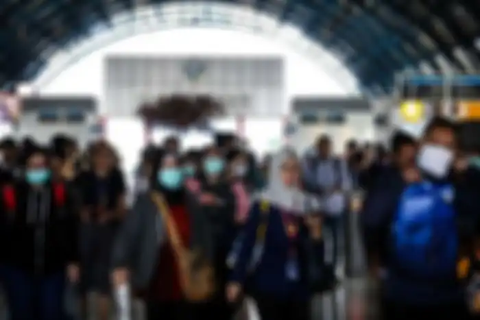 Warga menggunakan masker setelah turun dari kereta rel listrik di stasiun Palmerah, Jakarta, Selasa (3/3/2020). Presiden Joko Widodo mengimbau warga untuk tidak panik, tetapi tetap waspada dengan tetap higienis serta menjaga imunitas tubuh usai mengumumkan dua orang Warga Negara Indonesia (WNI) posi