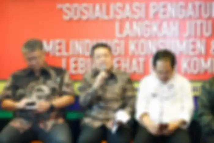 Ojak Manurung, Direktur Pengawasan Barang dan Jasa Kementerian Perdagangan(Tengah)