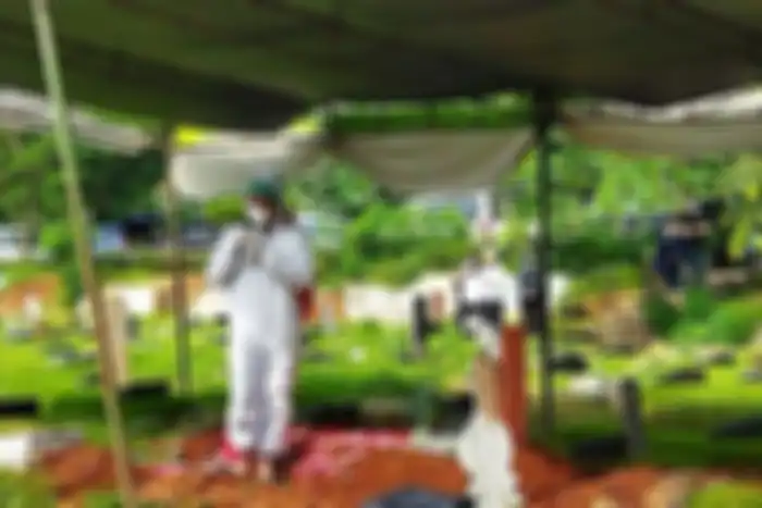 Teddy Syach memakamkan jenazah sang istri, Rina Gunawan