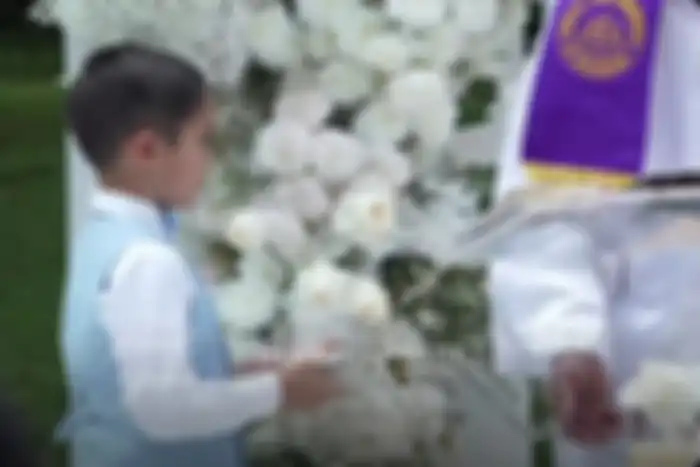 El Barack bawa cincin untuk ibu dan calon ayahnya.