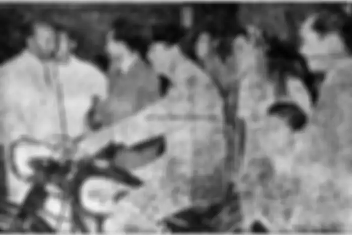 Presiden Soekarno menaiki motor BSA asal Inggris