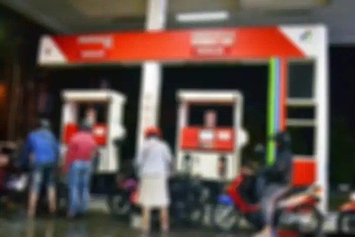 Antrean motor saat mengisi Pertalite.
