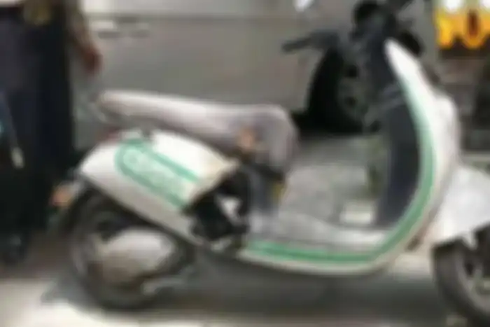 Motor listrik Viar Q1 milik driver ojol Grab meledak, bodi samping hangus dan berlubang.