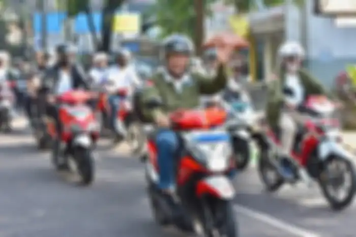 Menteri ESDM Arifin Tasrif pimpin konvoi motor listrik dalam acara EV Funday di Kota Bandung, Jawa Barat, Minggu (4/12/2022).