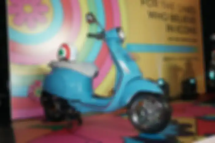 Vespa Primavera 50th Anniversary warna Light Blue.