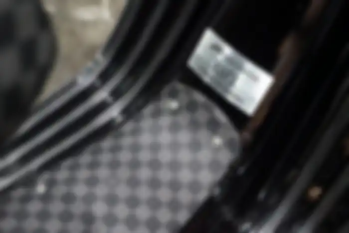 Modifikasi motor Vespa 946 Louis Vuitton, dibalut kulit asli Louis Vuitton garapan Mayhem.