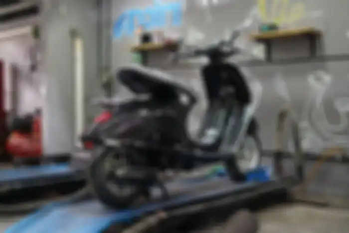 Modifikasi motor Vespa 946 Louis Vuitton, Scooter VIP Surabaya dipercaya untuk upgrade area CVT.
