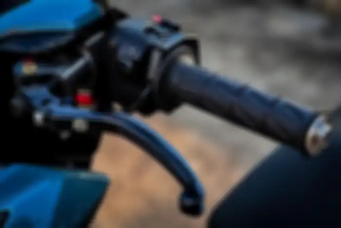 Sebelah kiri juga memakai master rem Brembo karena sudah pakai cakram di roda belakang.