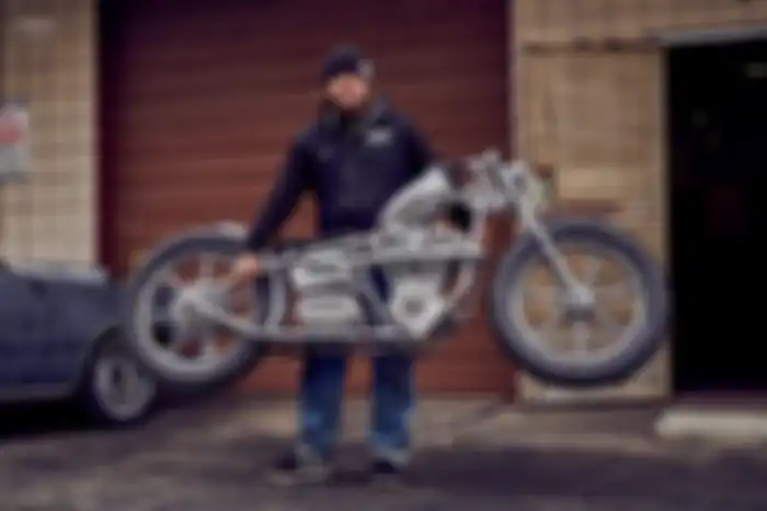 Ricky dari Enrico de Haas Jerman menggarap motor listrik custom bergaya chopper.