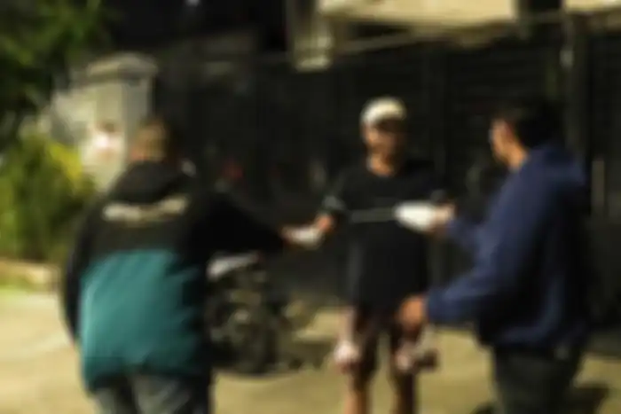 Vesproud berbagi kebaikan berupan makanan sahur kepada yang membutuhkan.