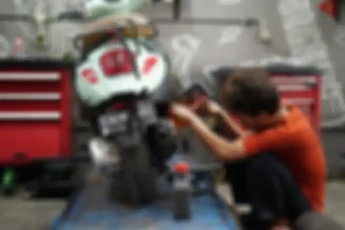 Ilustrasi ganti oli mesin di Vespa matic.