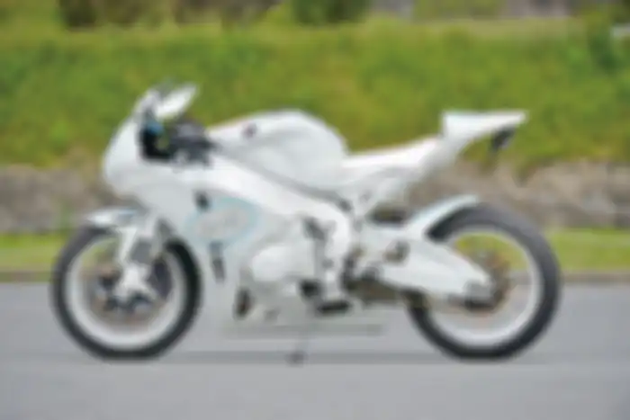 Modifikasi motor Honda CBR1000RR didominasi warna putih dari body, rangka, sampai mesin.