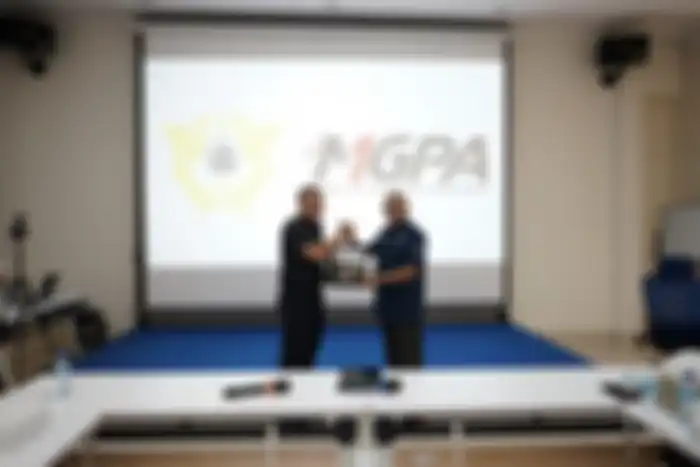 Kepala Kantor Bea Cukai Mataram, I Made Aryana (kiri) dan Direktur Utama MGPA Priandhi Satria (kanan).