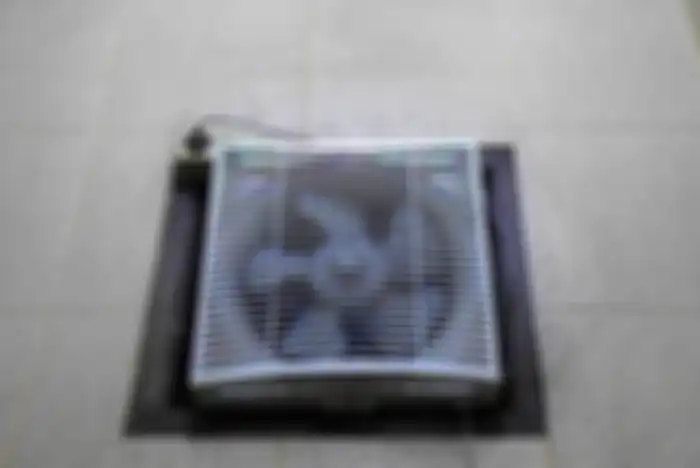 Agar hasilnya optimal, pasang exhaust fan pada plafon yang berseberangan dengan pintu agar udara dapat berputar di kamar mandi.