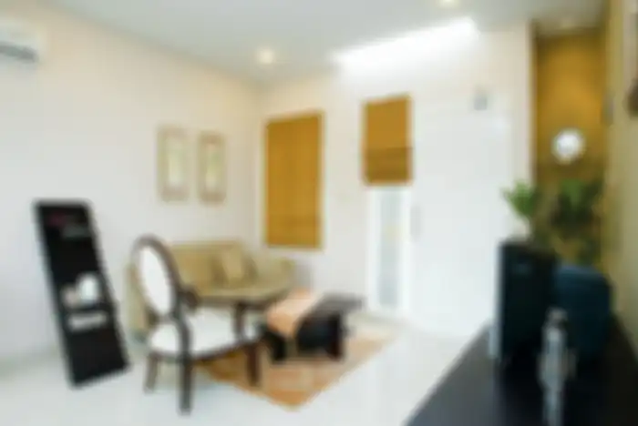 Ruang tamu yang difungsikan sebagai ruang keluarga ini terasa lega dengan banyaknya cahaya yang masuk ke dalam rumah. Salah satunya adalah bukaan jendela atas yang cahayanya dialirkan melalui celah di plafon.