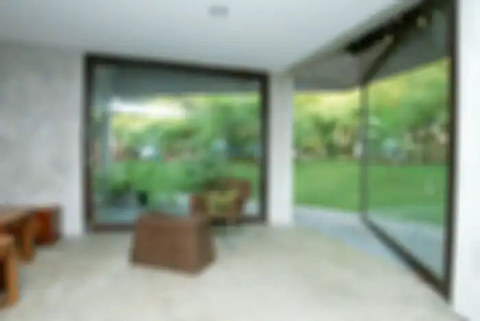Pohon angsana dan rimbunnya tanaman di halaman mengadopsi suasana taman Tangkuban Perahu yang ada di seberang rumah sehingga rumah ini seolah-olah menjadi perluasan dari taman tersebut.