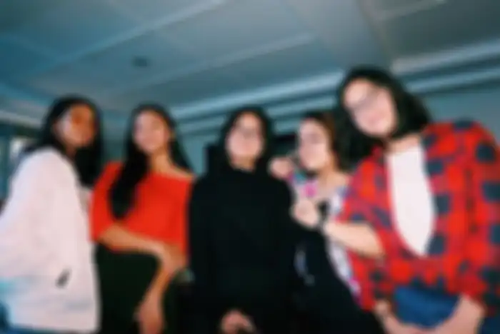 Anak gadis Ariel NOAH (dua dari kiri) dan teman-temannya