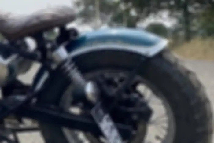 Judul lagu Queen tersemat di sepakbor belakang modifikasi motor Royal Enfield Thunderbird.