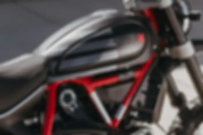 Grafis tangki bensin Ducati Scrambler Desert Sled Fasthouse, dengan kode seri di rangka.