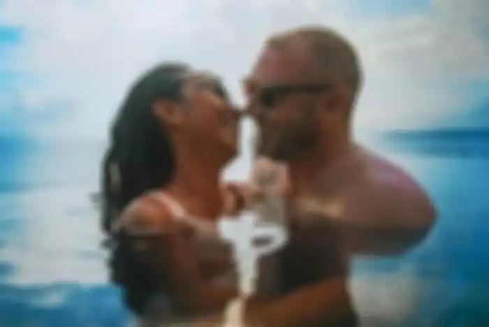 Potret bahagia Jono Armstrongs sekarang bersama Istri.