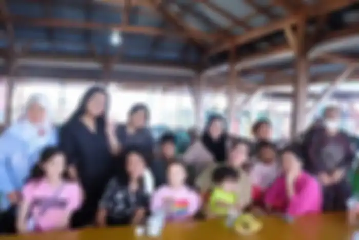 Ussy Sulistiawaty dengan keluarga besar mantan suami