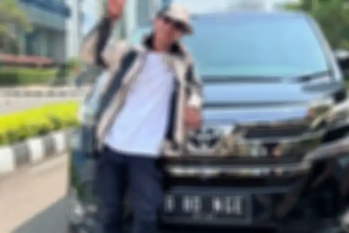 Bonge ikon SCBD alias Citayam Fashion Week pamer mobil Toyota Vellfire B 80 NGE.