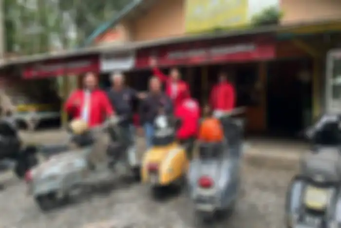 Dalam penyaluran bantuan korban gempa Cianjur, Vespa Mad Ride dan Piaggio Indonesia Community melewati jalur Jonggol naik 5 Vespa klasik.