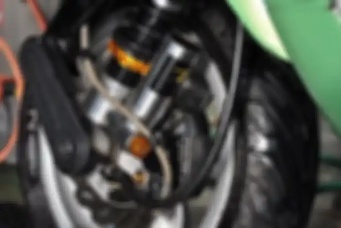 Motor modifikasi Vespa S 125, cover fork dan sokbreker depan dari Zelioni.