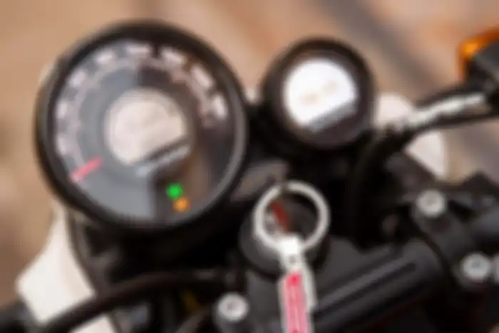 Panel instrumen semi-digital Royal Enfield Scram 411.
