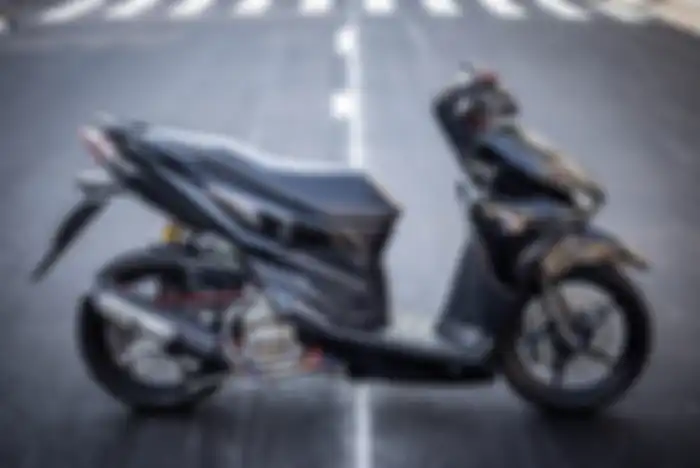 Modifikasi Honda Vario 150 dibalut kelir hitam full bikin tampilan elegan.