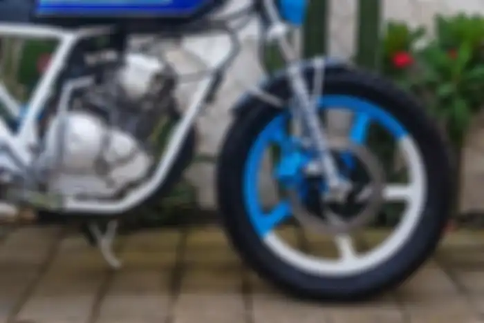 Modifikasi motor Yamaha Scorpio Z, tersemat pelek Enkei palang lima diameter 18 inci.