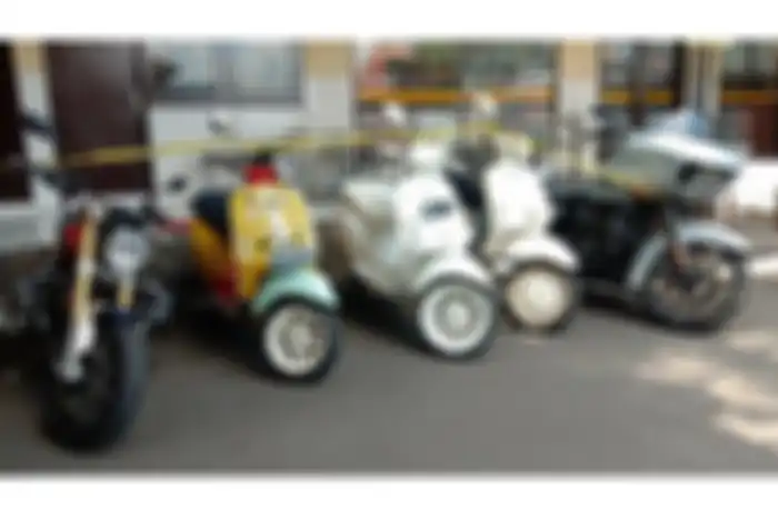 Koleksi motor Wahyu Kenzo (kiri ke kanan), ada BMW R Nine T 719 Option, Vespa Primavera Sean Wotherspoon, Vespa Sprint Justin Bieber, Vespa 946 Christian Dior, dan Harley-Davidson Road Glide.