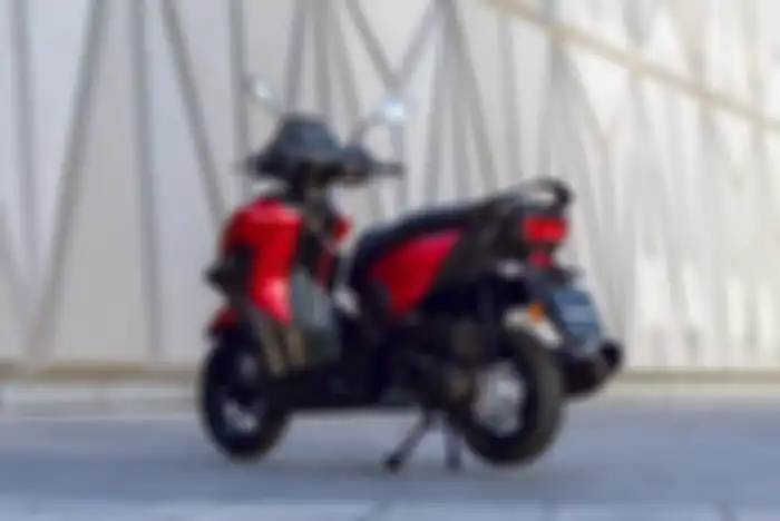 Yamaha RayZR pakai pelek diameter 12 inci depan dan 10 inci belakang.