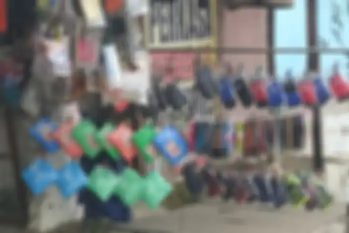 Ilustrasi jas plastik dijual di pinggir jalan.