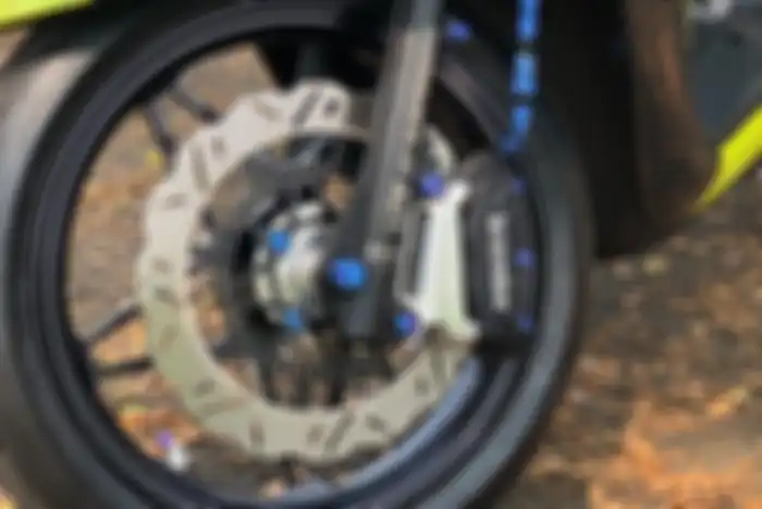 Upgrade kaki depan Honda Scoopy, menggunakan pelek King Speed, ban FDR, sok LCM 27, cakram Kamui dan kaliper Brembo M4.