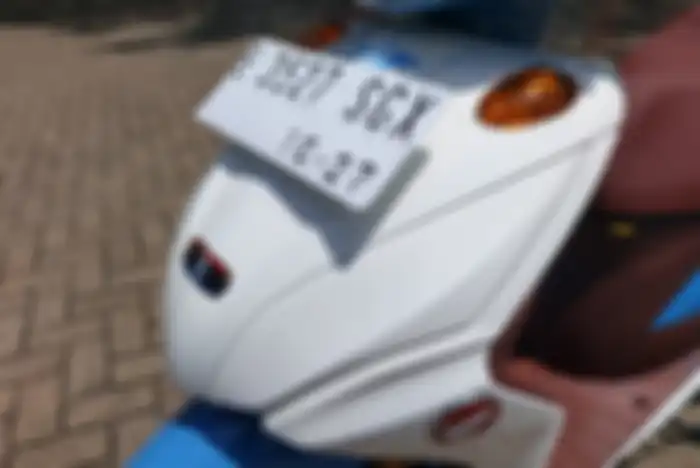 Ubahan area depan, tersemat emblem Honda lawas dan mika lampu sein depan ditutup dengan cat.