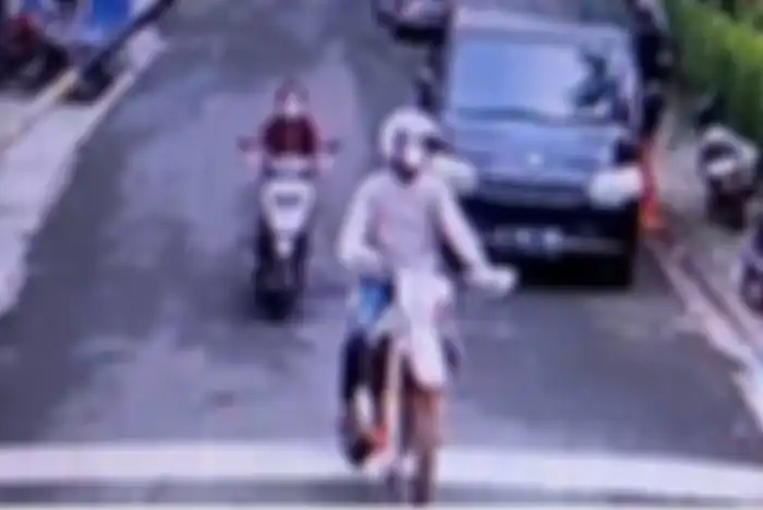 Tangkapan layar CCTV pencuri motor trail Sherco 300 di Kebayoran Lama, Jaksel.