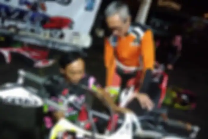 Momo Harmono bersama seorang mekanik.