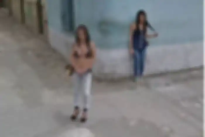 Inilah gambar penampakan dari dekat wanita yang dikaburkan oleh google Maps.