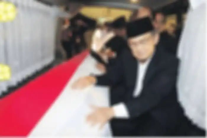 Habibi tak sedetikpun beranjang dari jenazah Ainun.