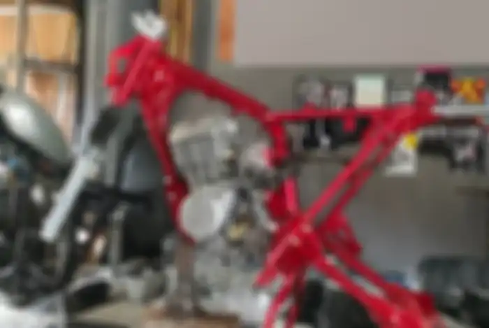  Proses modifikasi motor Honda Verza, mempertahankan sasis depan bawaan, sementara sasis belakang dan swing arm custom.