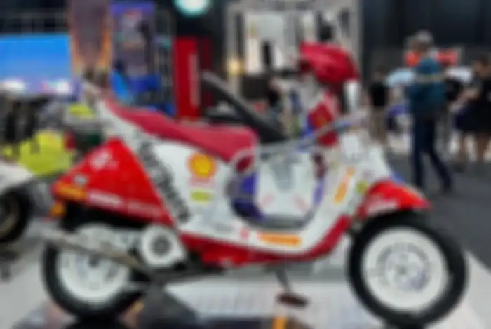 Modifikasi motor Vespa Primavera 150 gaya rally dakar garapan Sena Karilo dan Skuter Koloni.